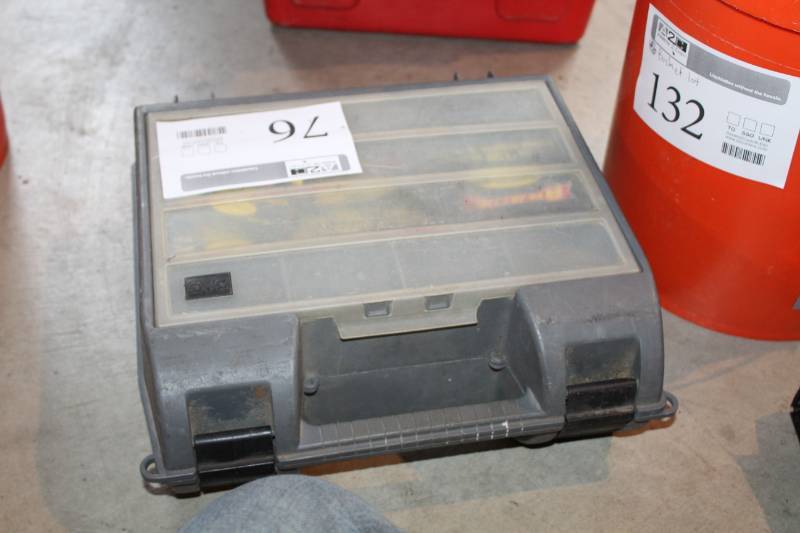 lot 76 image: Arrow Electric Staple and Nail Gun w Case, Nails