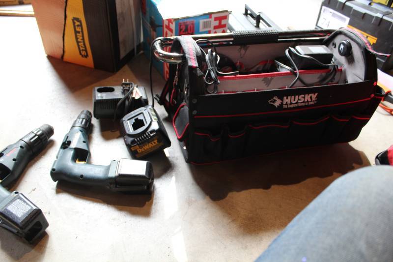 lot 87 image: Bosch 9.4VDC Cordless Drills, DeWalt Battery Charger, Husky Tool Bag