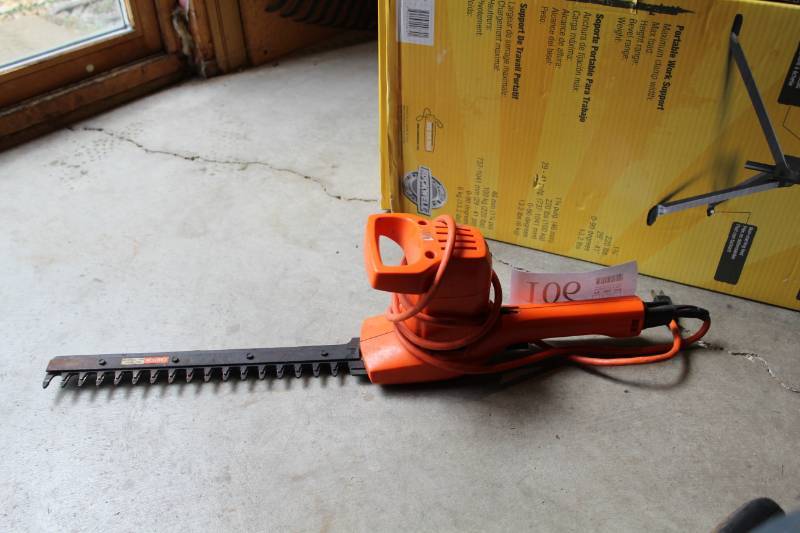 lot 106 image: Black & Decker Electric Shrub and Hedge Trimmer