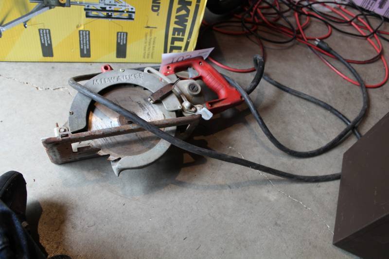 lot 105 image: Milwaukee Tools Heavy Duty 7.25in. Circular Saw