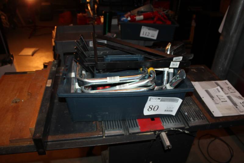 lot 80 image: Metal Shelving Brackets