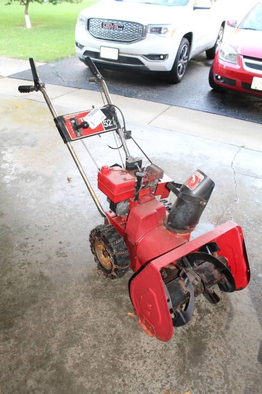lot 1 image: Toro 521 Snowblower