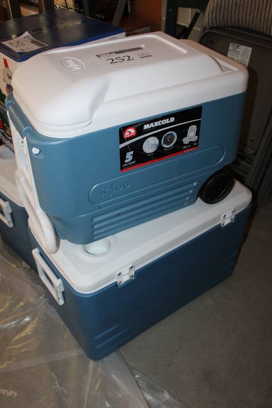 lot 252 image: Lot of (2) Chest Coolers - Coleman, Igloo