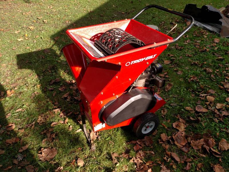 lot 13 image: Troy Built Wood Chipper, 5 hp, Work...