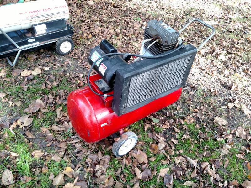 lot 16 image: Craftsman 4 hp Air Compressor