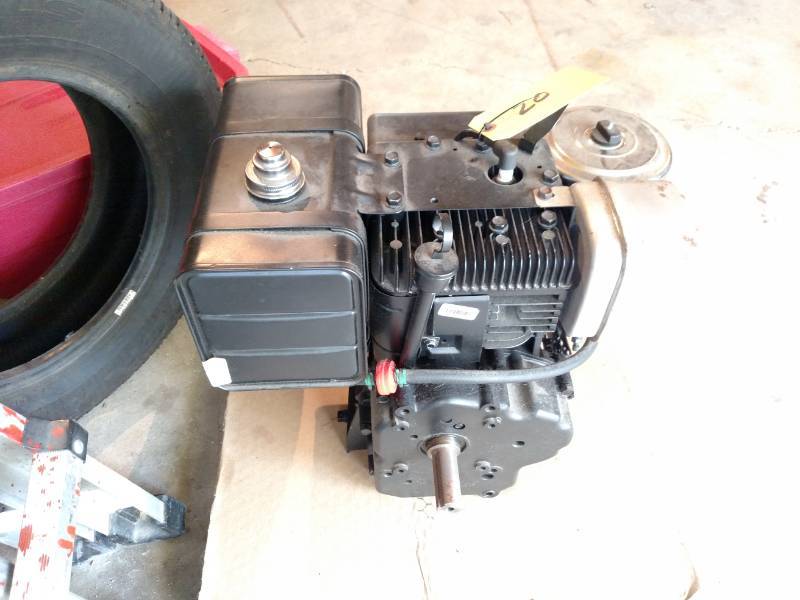 lot 20 image: Briggs & Stratton 11 hp Engine, New...