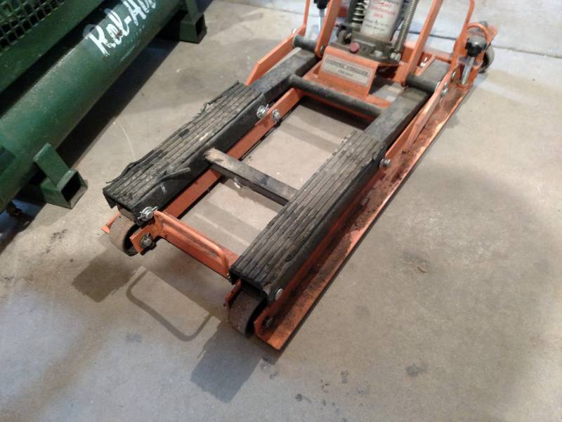 lot 122 image: Compact ATVMotorcycle Jack