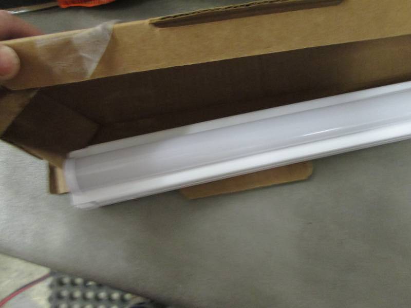 lot 320 image: Lithonia Lighting 4 ft. 25-Watt Whi...