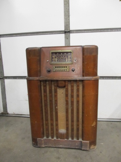lot 43 image: Vintage Deco CROSLEY Floor Model Radio
