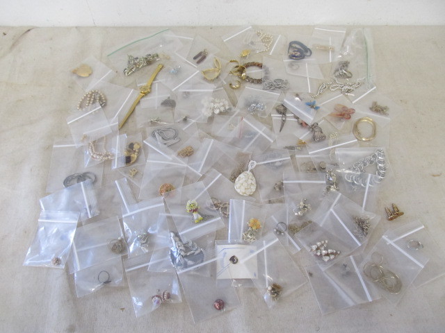 lot 75 image: GREAT Lot of Vintage Costume Jewelry etc