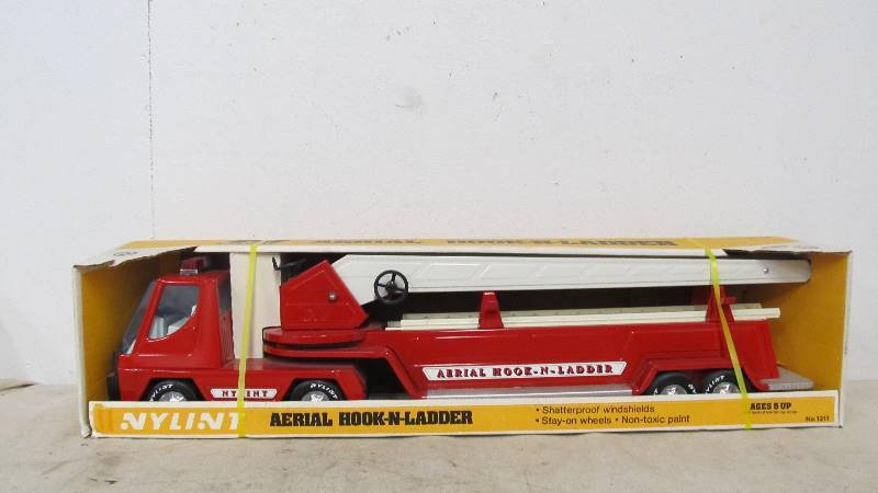 lot 91 image: MINT IN BOX Vintage NYLINT Steel Toy Fire Truck