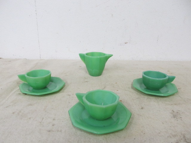 lot 122 image: Vintage Jadeite Glass Teacups etc
