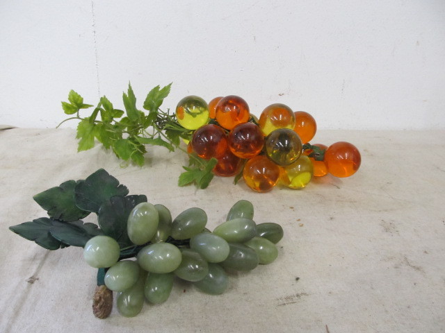 lot 123 image: Vintage Mid Century Lucite & Jade Grape Cluster Decor