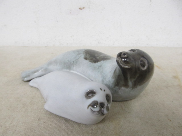 lot 129 image: Vintage Signed POD Mother Seal & Pup Figurine