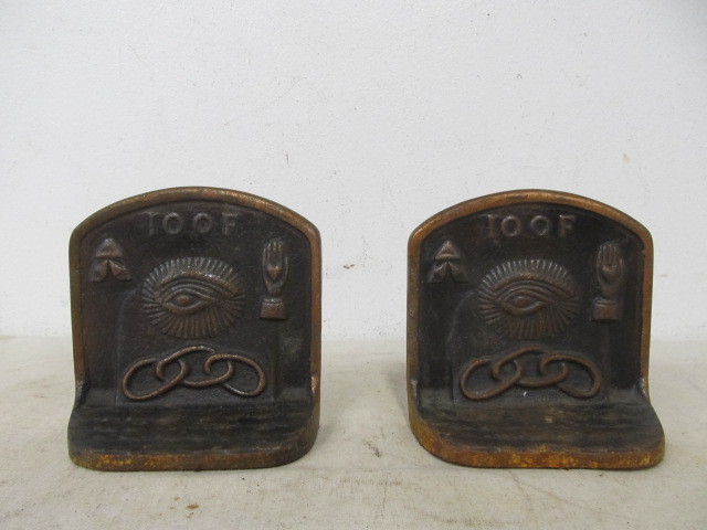 lot 131 image: Antique Brass ODDFELLOWS Bookends