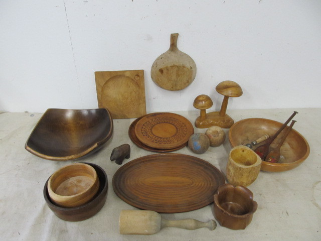 lot 134 image: LARGE Lot of Vintage Wooden Ware