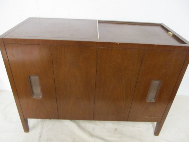lot 151 image: Working Mid Century MAGNAVOX Stereo Turntable Cabinet