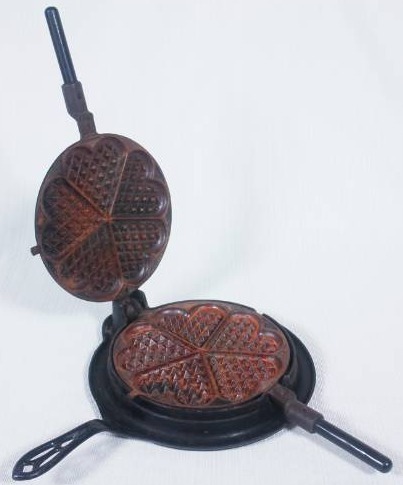 lot 2 image: Antique Alfred Andresen & Co. Cast Iron Waffle Iron Minneapolis