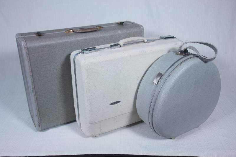 lot 64 image: Three Vintage Suitcases
