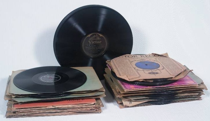 lot 97 image: Vintage records (78s and 33s)
