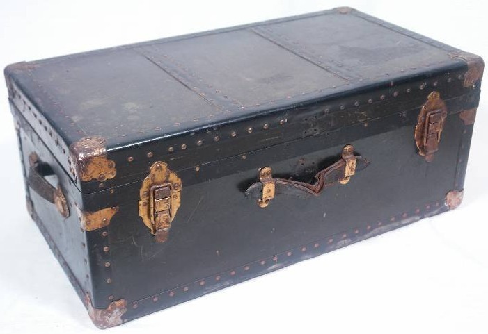 lot 13 image: Antique Foot Locker Style Trunk