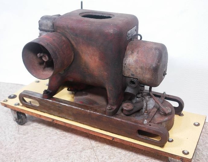 lot 5 image: International Harvester (IH) Hit and Miss, Cockshot Engine