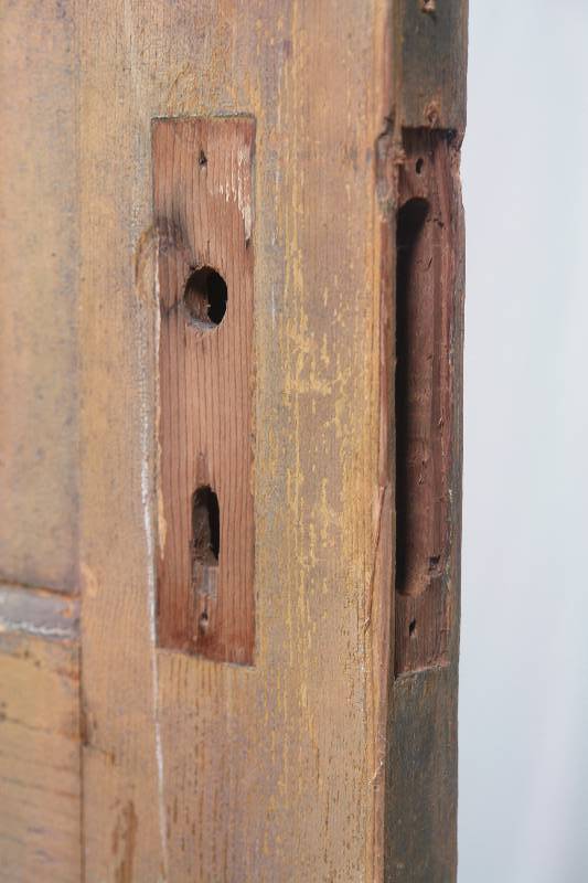 lot 107 image: Vintage Mustard Chippy Paint Door