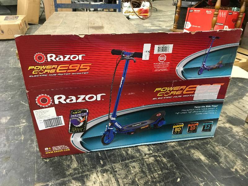 lot 284 image: Razor E95 Scooter, Retail $119.99