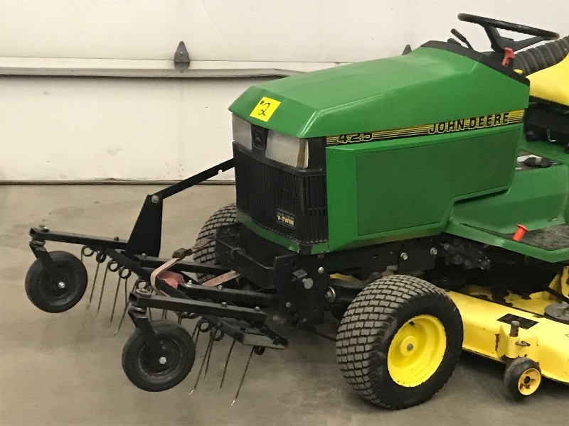 lot 2 image: John Deere 425 Lawn Tractor