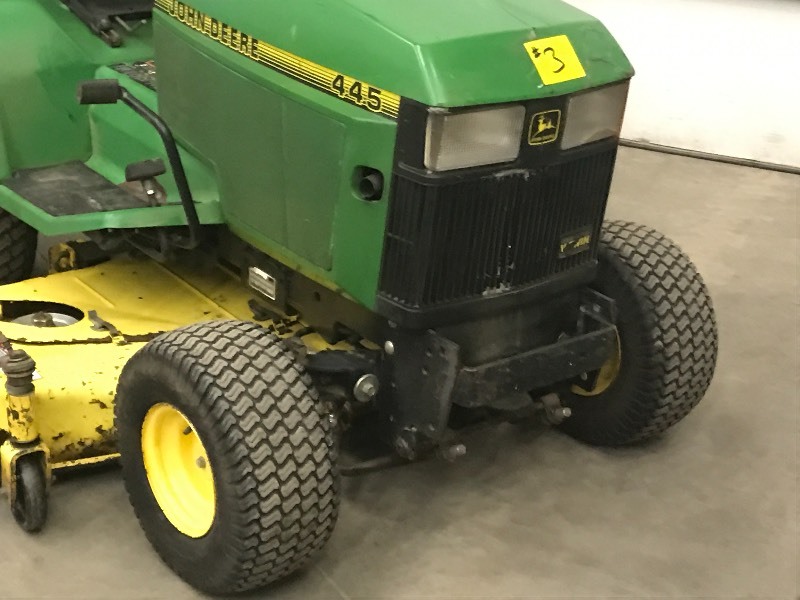 lot 3 image: John Deere 445 Lawn Tractor