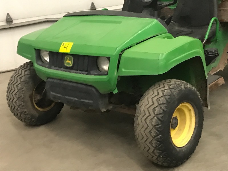 lot 4 image: John Deere Gator TX 4x2