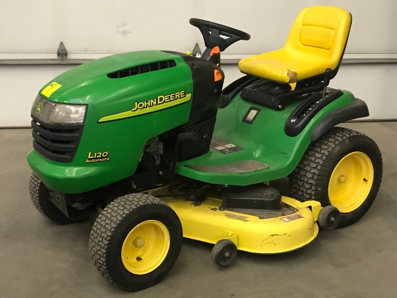 lot 9 image: John Deere L120-Automatic Lawn Tractor