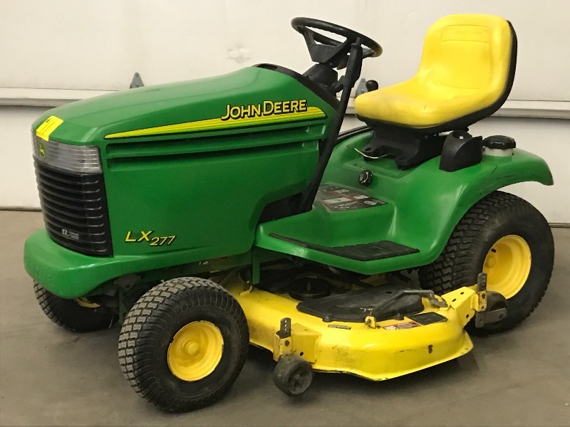 lot 11 image: John Deere LX277 Lawn Tractor