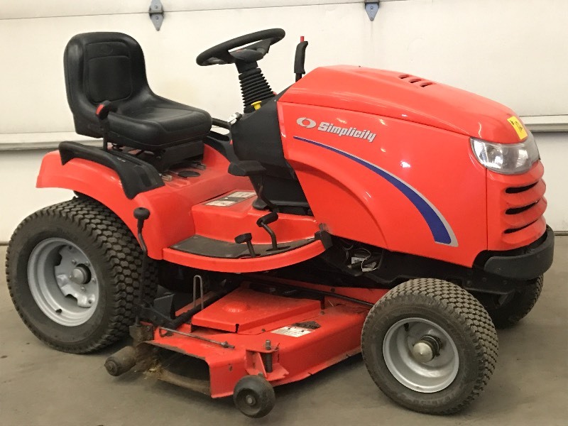 lot 12 image: Simplicity Conquest Lawn Tractor