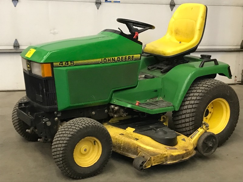 lot 5 image: John Deere 445 Lawn Tractor