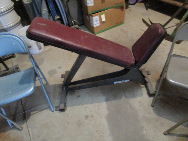 lot 76 image: Weight Bench & Metal Folding Chairs