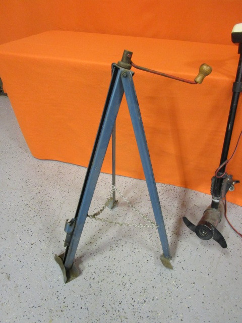 lot 75 image: Trolling Motor & Trailer Jack