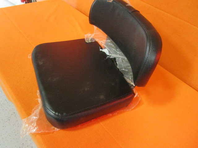 lot 77 image: Lawn Tractor Seat