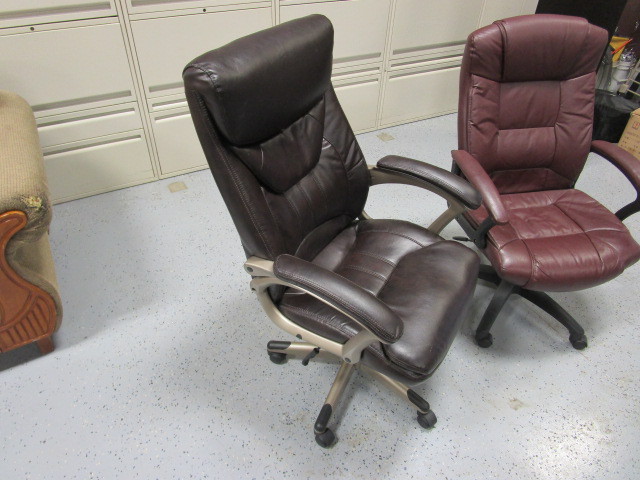 lot 5 image: (2) Leather Office Chairs