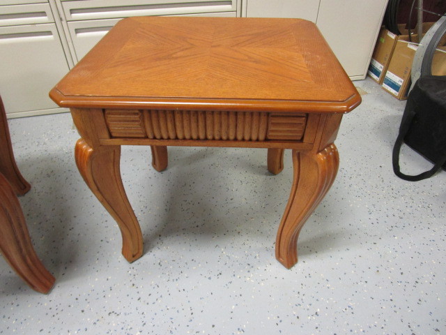 lot 7 image: (2) End Tables 22x20x21