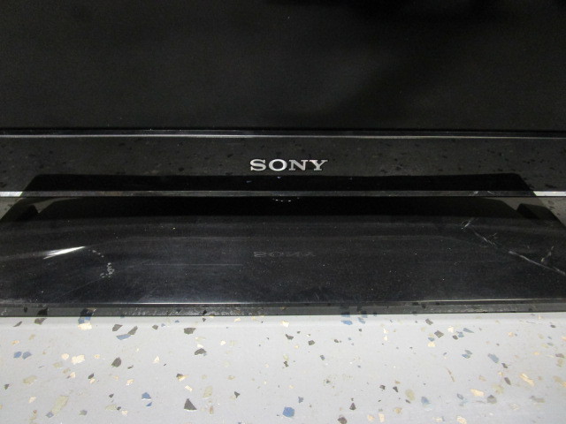 lot 10 image: 40 Sony Bravia Flatscreen TV
