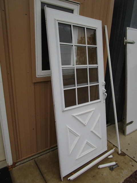 lot 32 image: Screen Door 35x79 12
