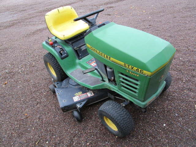 lot 34 image: JD STX 46 Lawn Tractor