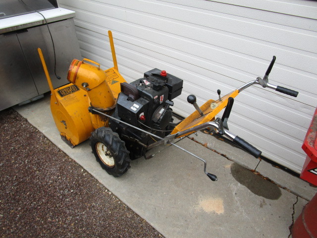 lot 35 image: Snowblower