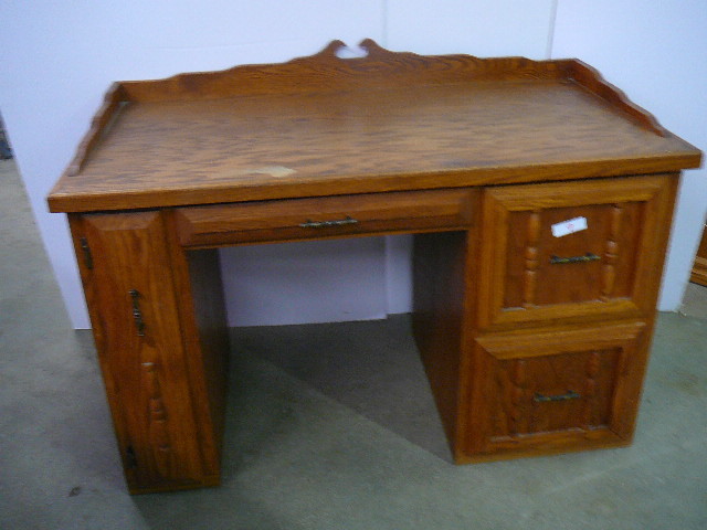 lot 9 image: Oak Desk