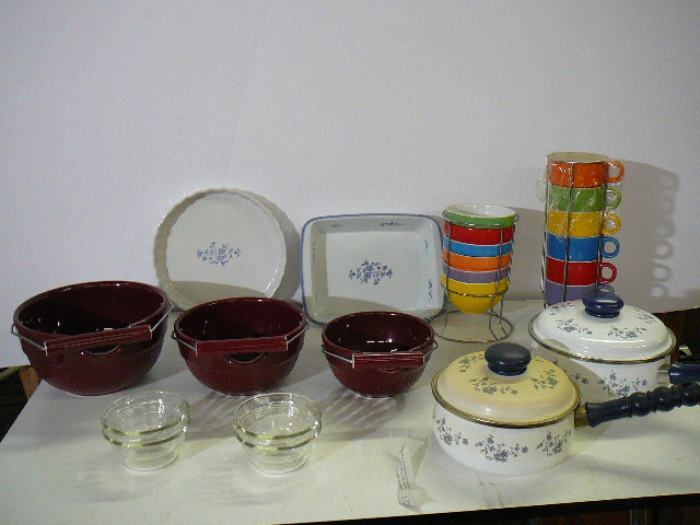 lot 61 image: Kitchen Items Pot & Pans Glassware
