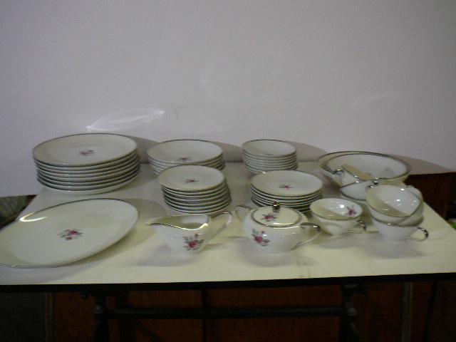 lot 65 image: China Dish Set