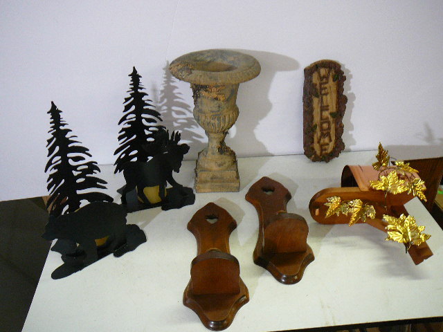 lot 72 image: Home decor
