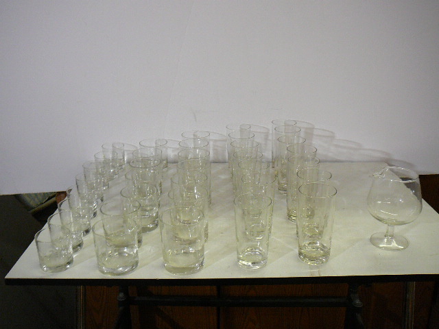 lot 87 image: Glassware