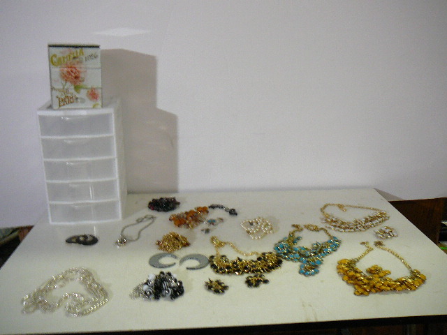 lot 115 image: Jewelry and Jewelry Boxs Earrings Necklaces Bracelets